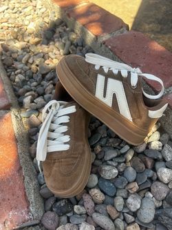 Forever Lind sneaker girls size 10