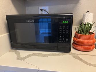 Frigidaire Black Countertop Microwave