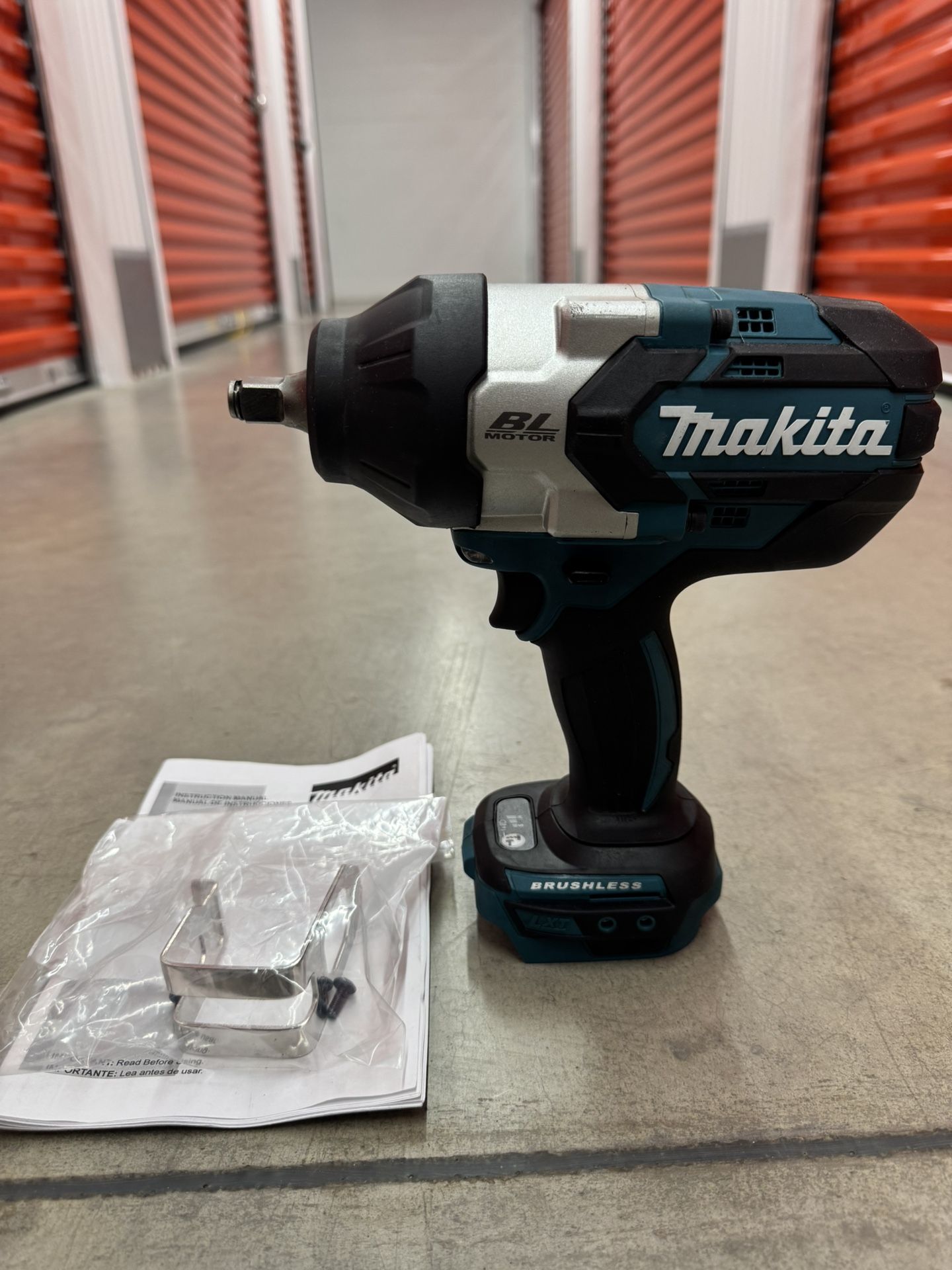 Makita XWT08z 18V LXT Lithium-Ion Brushless Cordless High Torque 1/2 in. 3-Speed Drive Impact Wrench