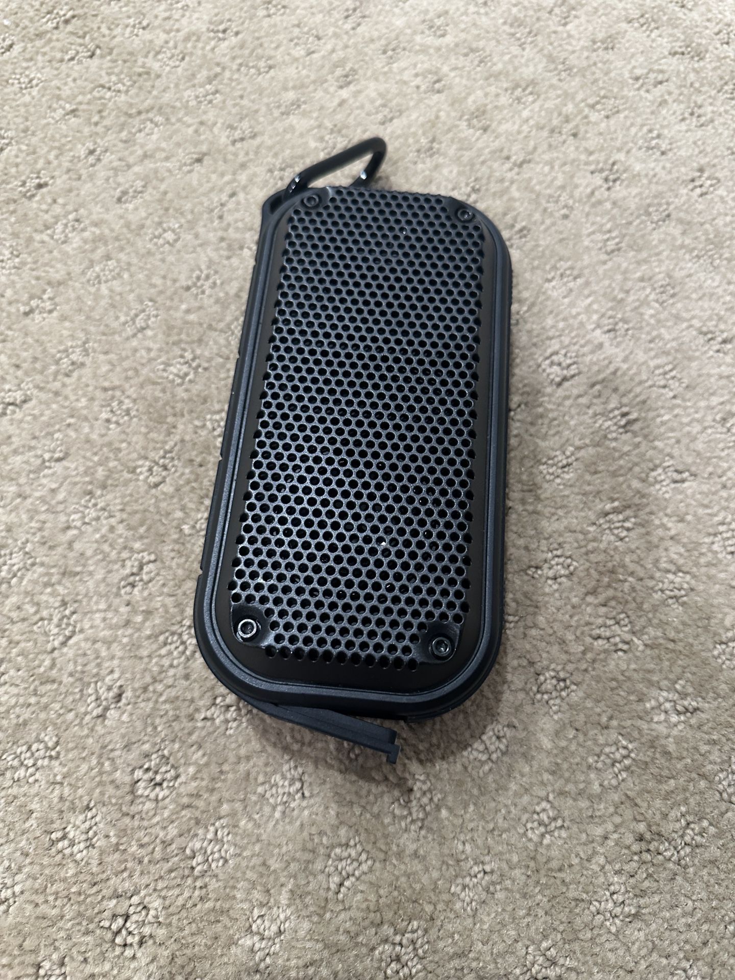  AmazonBasics BSK20 Shockproof and Waterproof Bluetooth Wireless Speaker (Black)