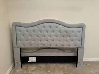 California King Size Bed, Complete w/Headboard, Footboard, Rails, Box spring & Mattress