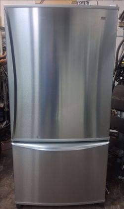 Kenmore 22 cubic foot refrigerator with ice maker