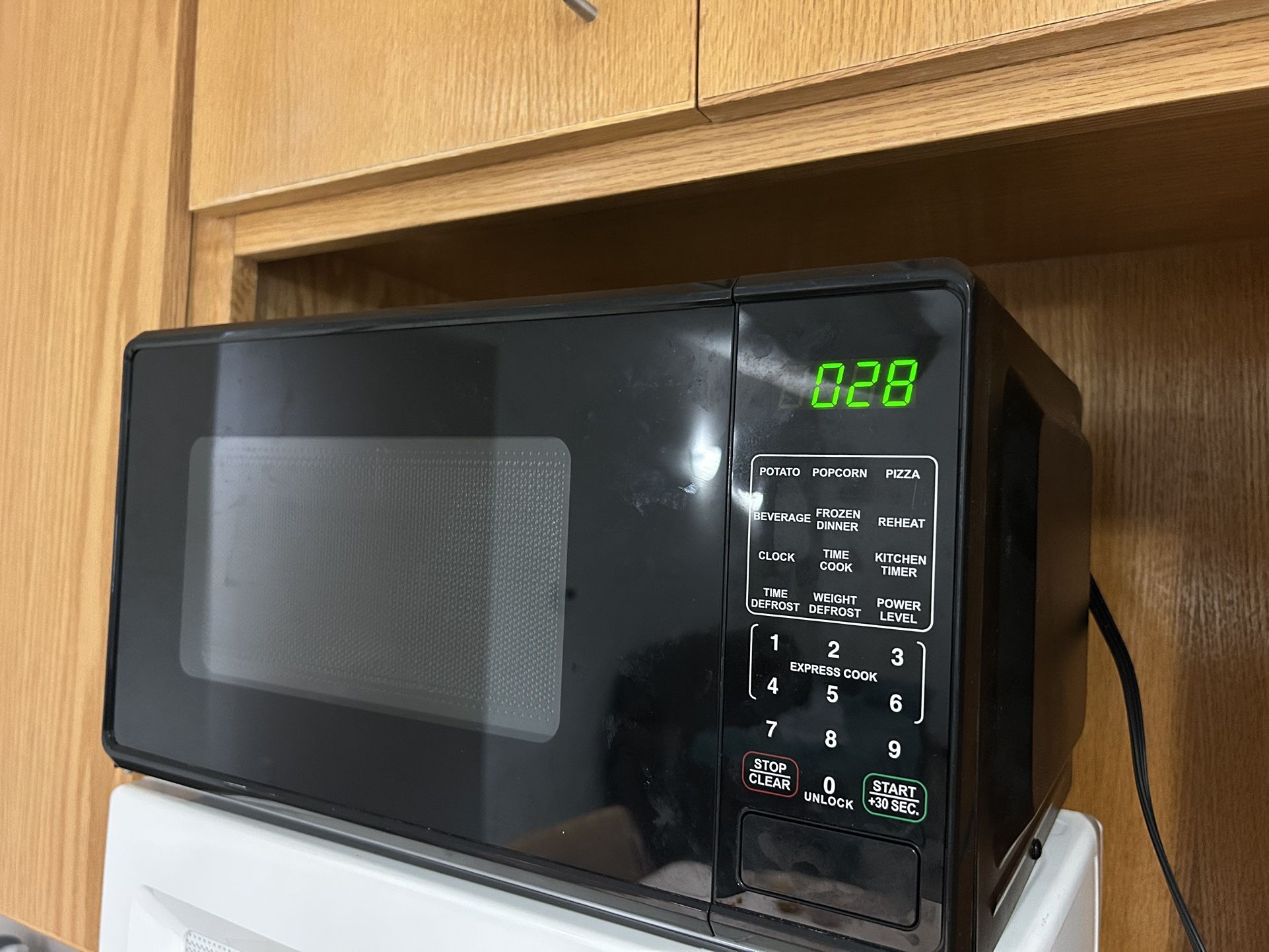 Mainstays 0.7 Cu ft Countertop Microwave Oven, 700 Watts, Black
