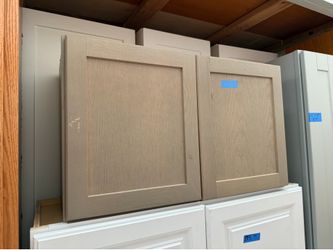 Light gray upper kitchen cabinets