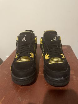 Jordan 4s Retro Thunder (2023)
