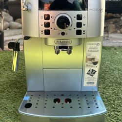 Magnifica XS Espresso Machine ECAM22110SB