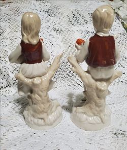 Pareja de Valencinos con frutas en las manos