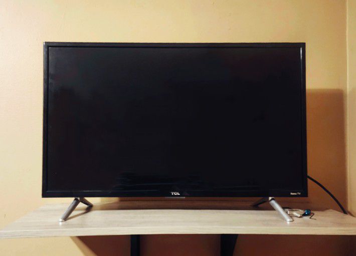 32" TCL HD LED ROKU SMART TV - LIKE NEW