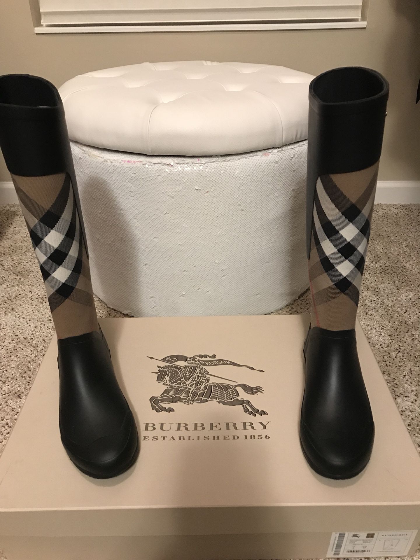 Udholdenhed søsyge elskerinde Burberry rain boots for Sale in Centerville, OH - OfferUp
