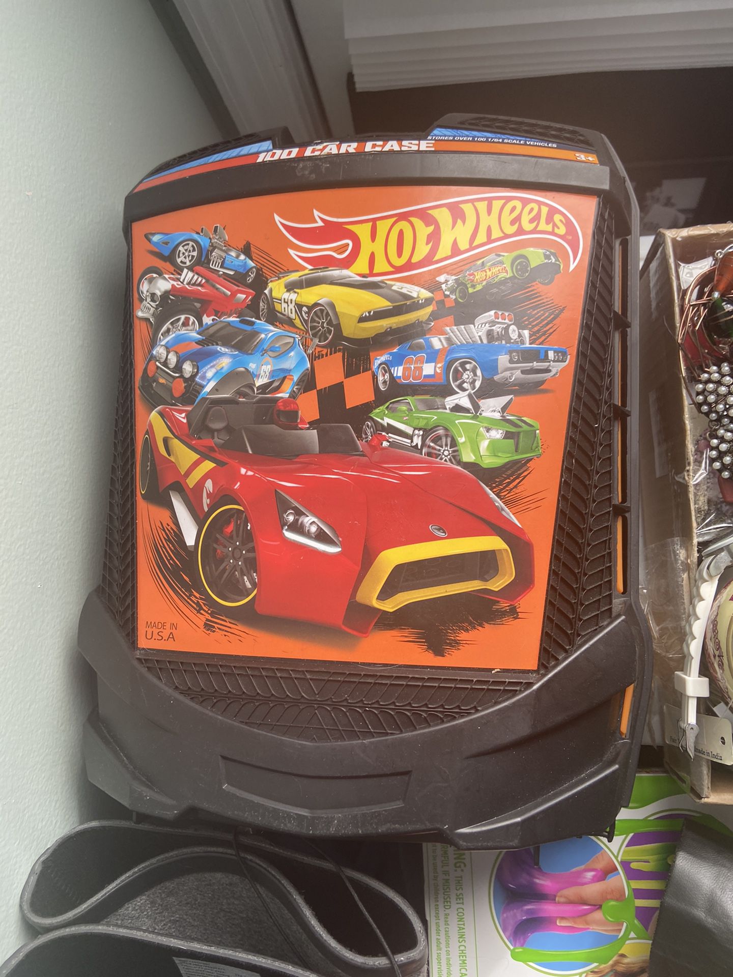 Hot wheels 100 cars carrying case w/cars