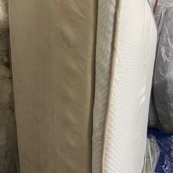 Tempur-Pedic Allurra 14 inch thick memory foam mattress queen size only asking 500 for the $3000 mattress