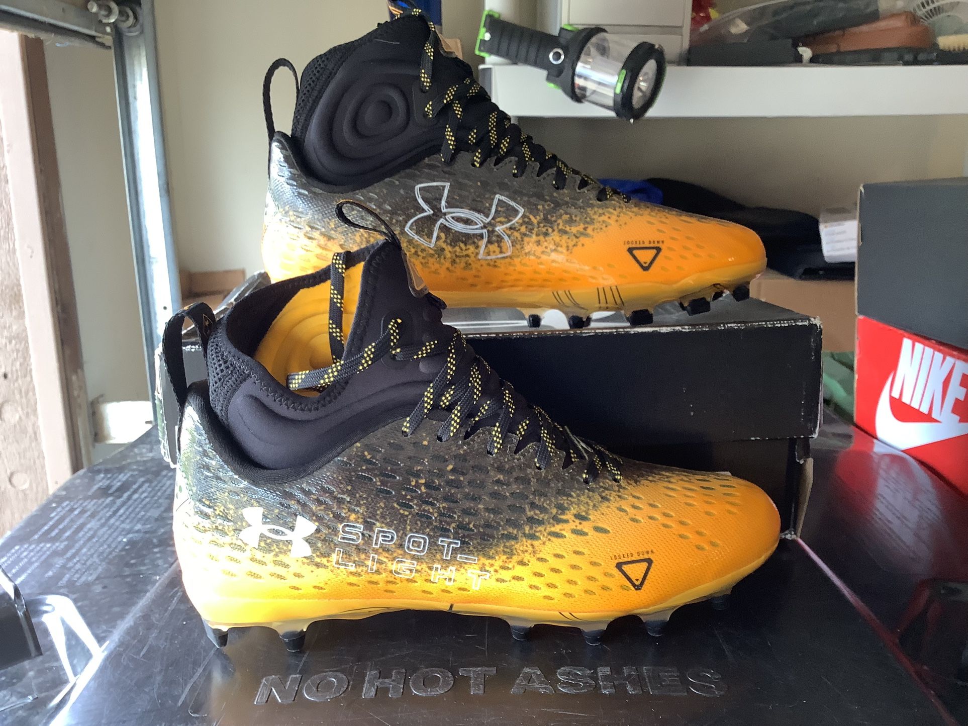 NEW MEN'S UNDER ARMOUR UA SPOTLIGHT LUX MC PREMIUM FOOTBALL