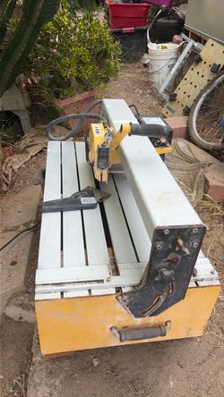 tile cutter.     Cortadora de azulejo