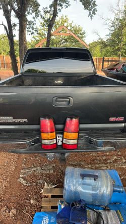Gmc Sierra 99 07 tail lights in great condition asking $20 obo
