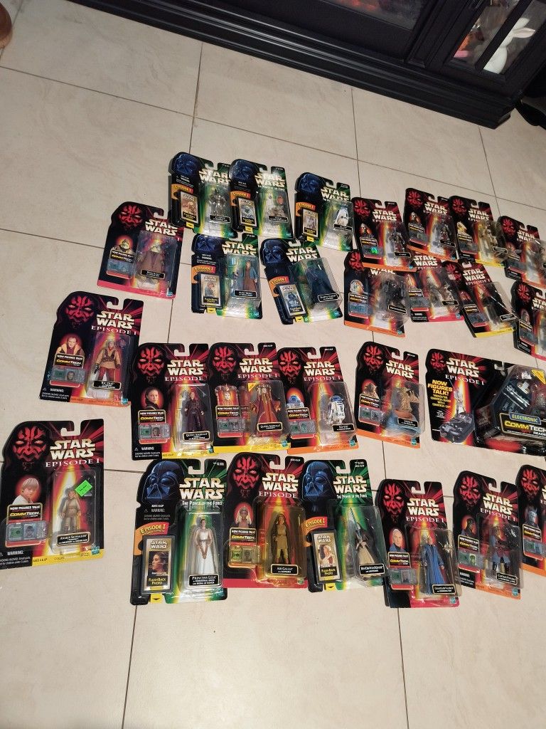 32- Brand New Star wars figures!!