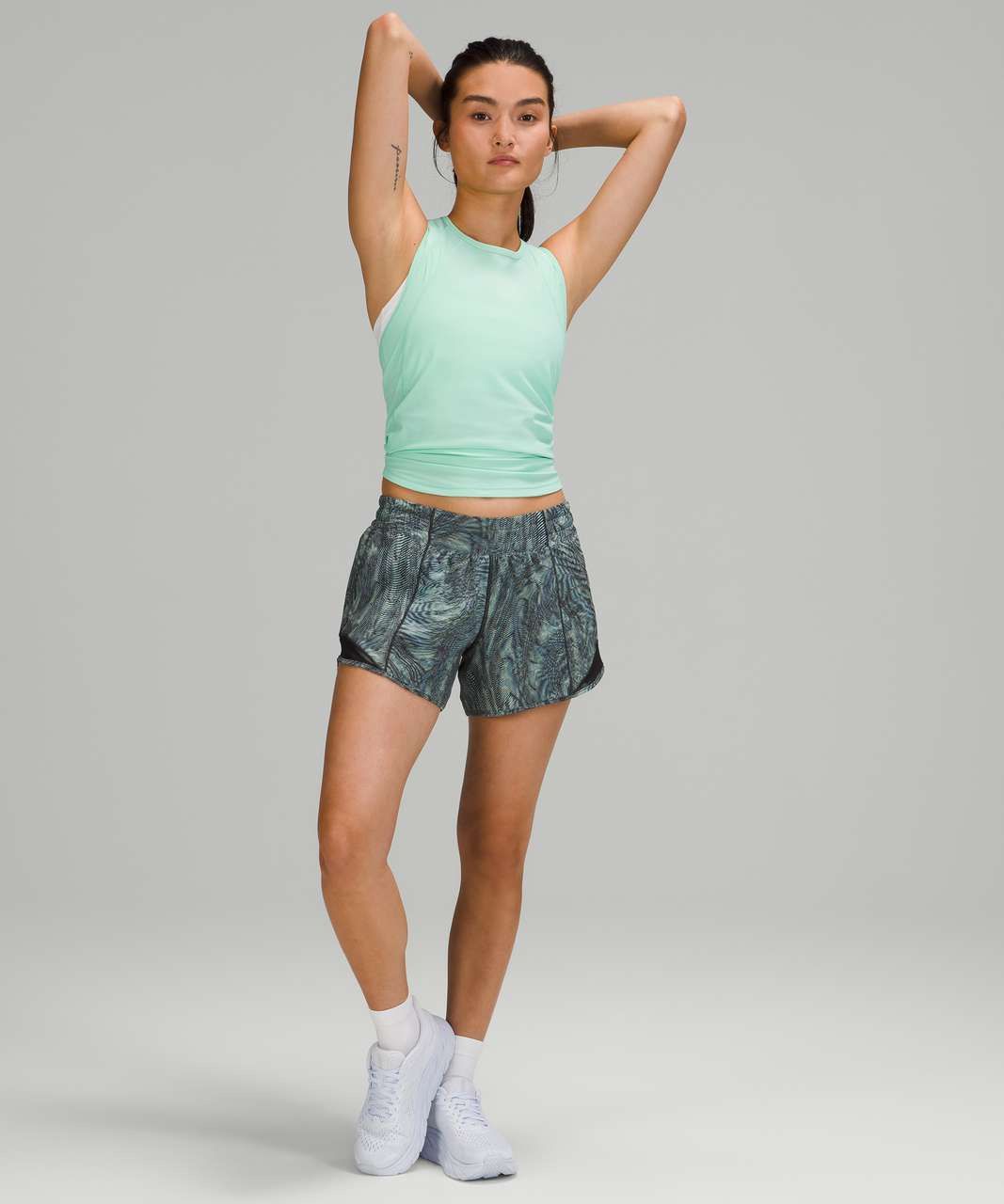 Lululemon Hotty Hot Low Rise Short size 2 Dimensional Icing Blue Multi / Black