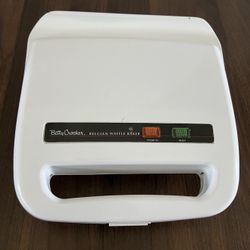 Betty Crocker White Belgian Waffle Baker BC-1957 Non Stick