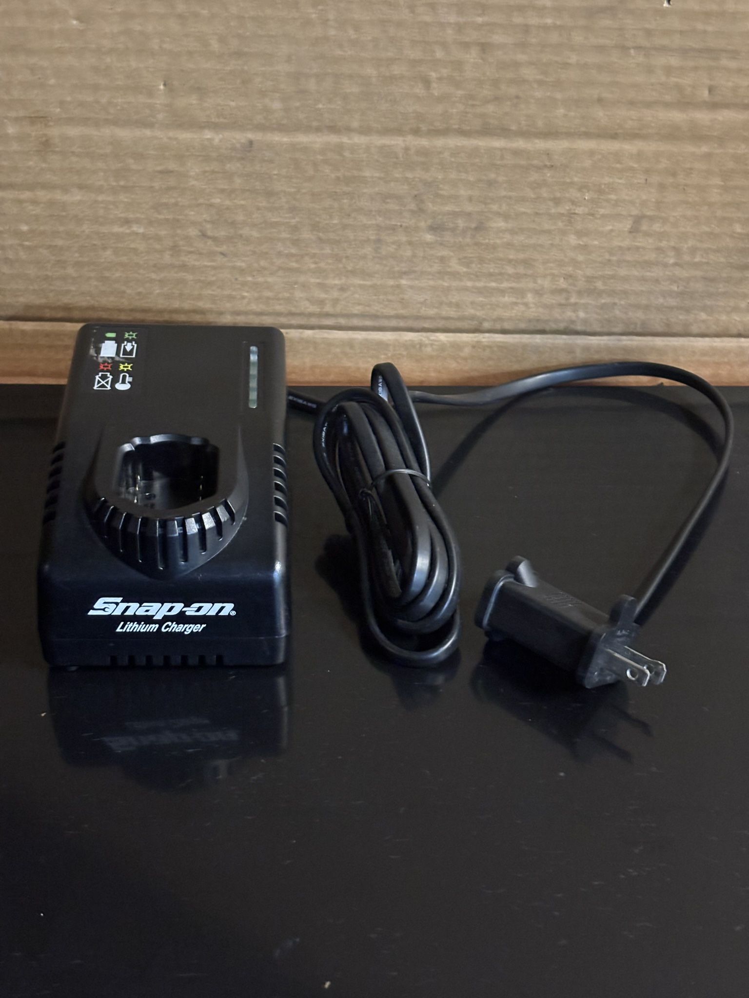 Snap-on Tools 14.4 V MicroLithium Battery Charger 