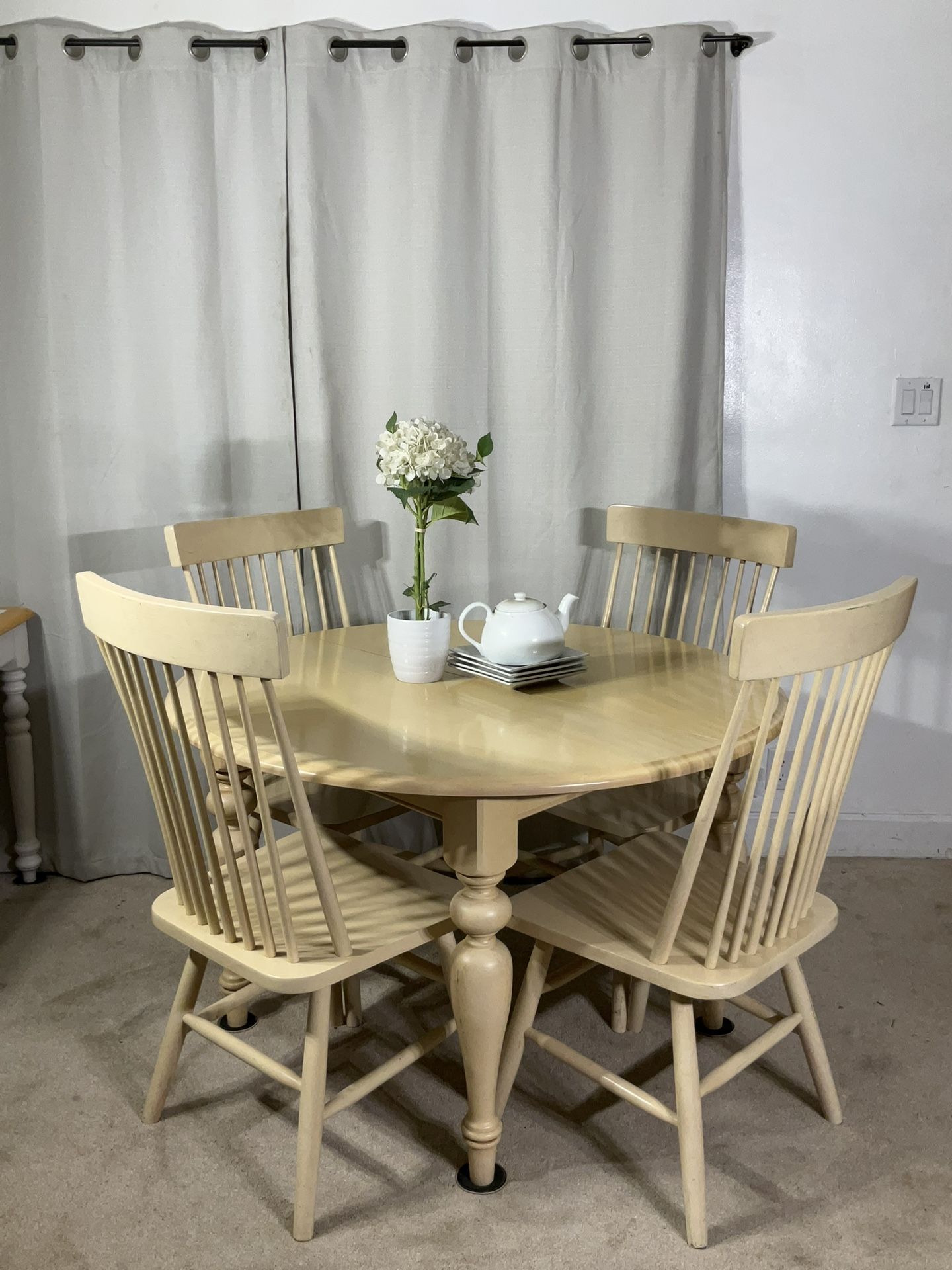 Charming Round Kitchen Dining Table & 4 Chairs PERFECT FOR APARTMENT