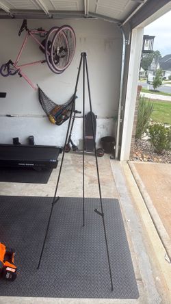 Easel black
