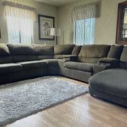 Large Sectional W Recliner And Bed