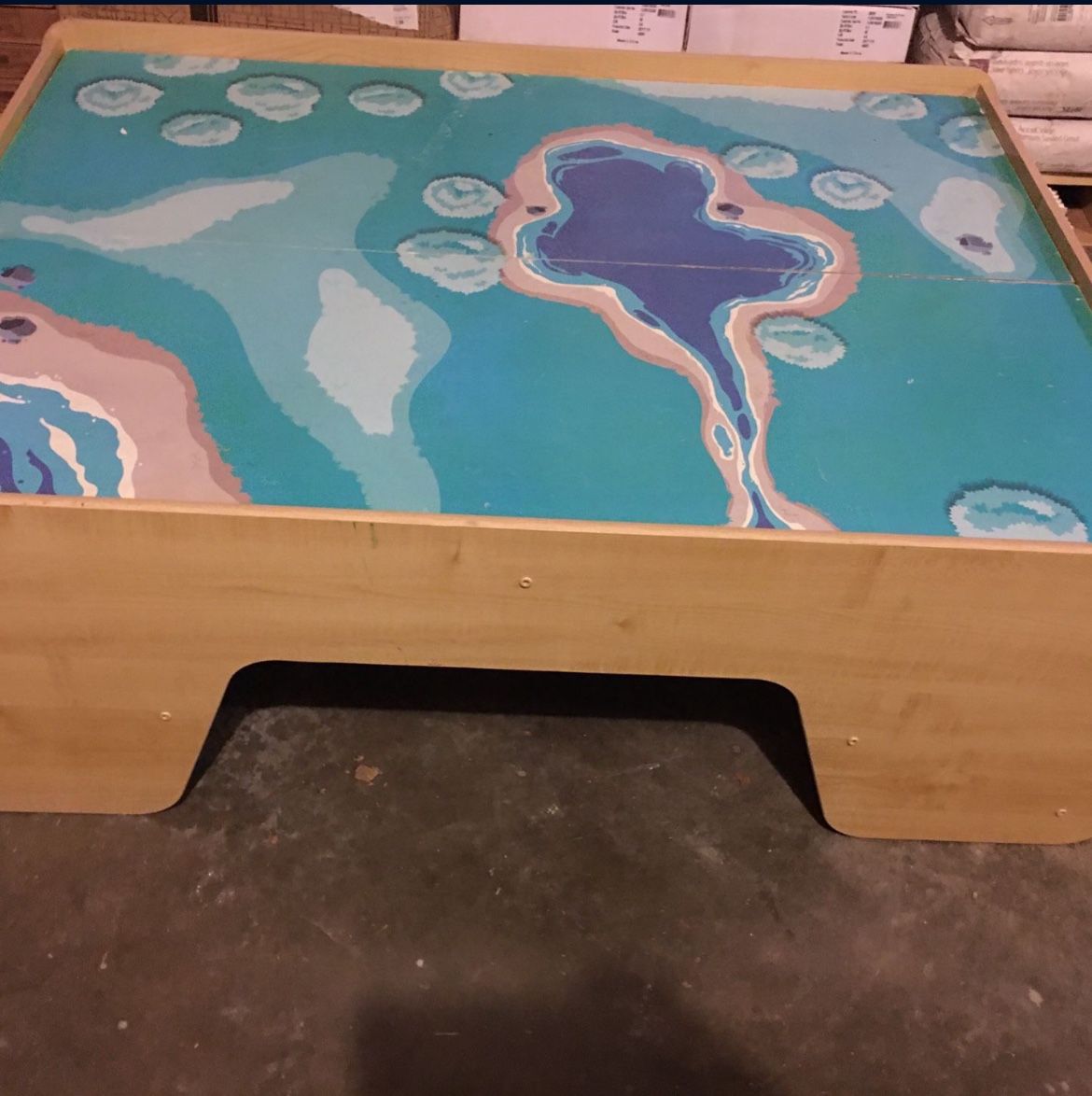 Kids Play Table / Small Artists 