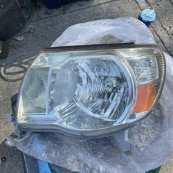 USED Toyota Tacoma 2005-2011 Headlights 