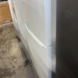 Frigidaire Top freezer Refrigerator 