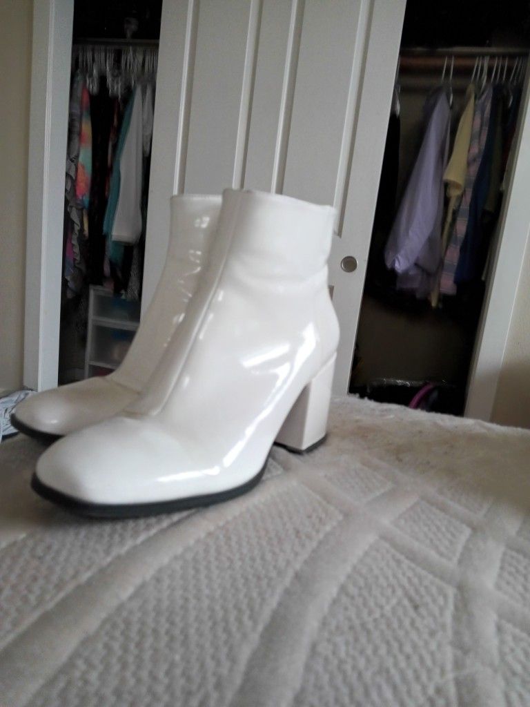 White Female Boots Size 9