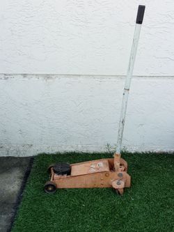 2.5 ton floor jack $50