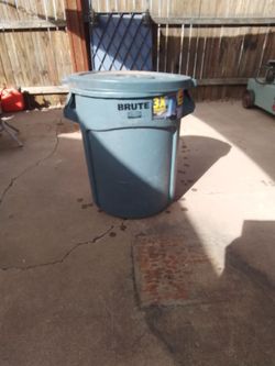 Rubbermaid Brute Round Trash Can with Lid 20gal