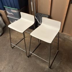 2 Bar Stools / High Chairs
