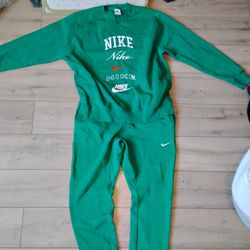 Green Nike Set Up 