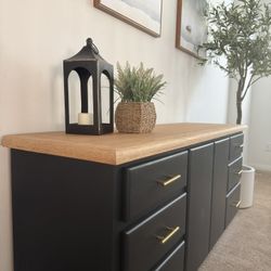Beautiful Solid Oak Dresser.