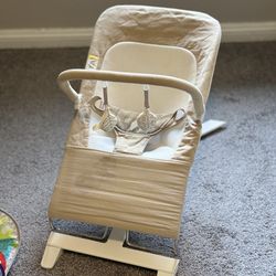 Baby Delight Alpine Deluxe Portable Bouncer - Like New