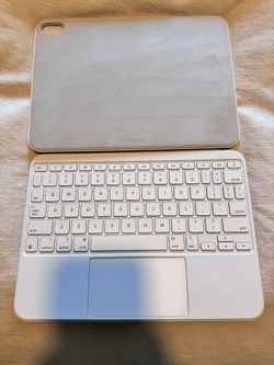 iPad Magic Keyboard Folio (10th generation)