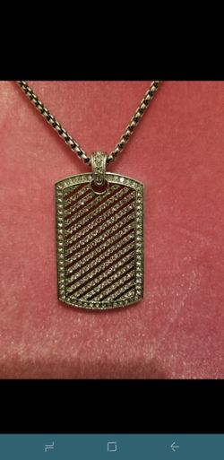 Stainless steel dog tag with zirconia with chain. I have two colors gold and silver