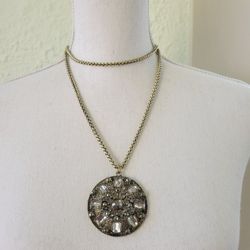 Vintage N R Avon medallion pendant and necklace Embedded Rhinestone jewelry.


Description: This is a 1980s rhinestone pendant necklace. 