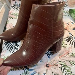 Womens Boots Size 7.1/2 Like New 