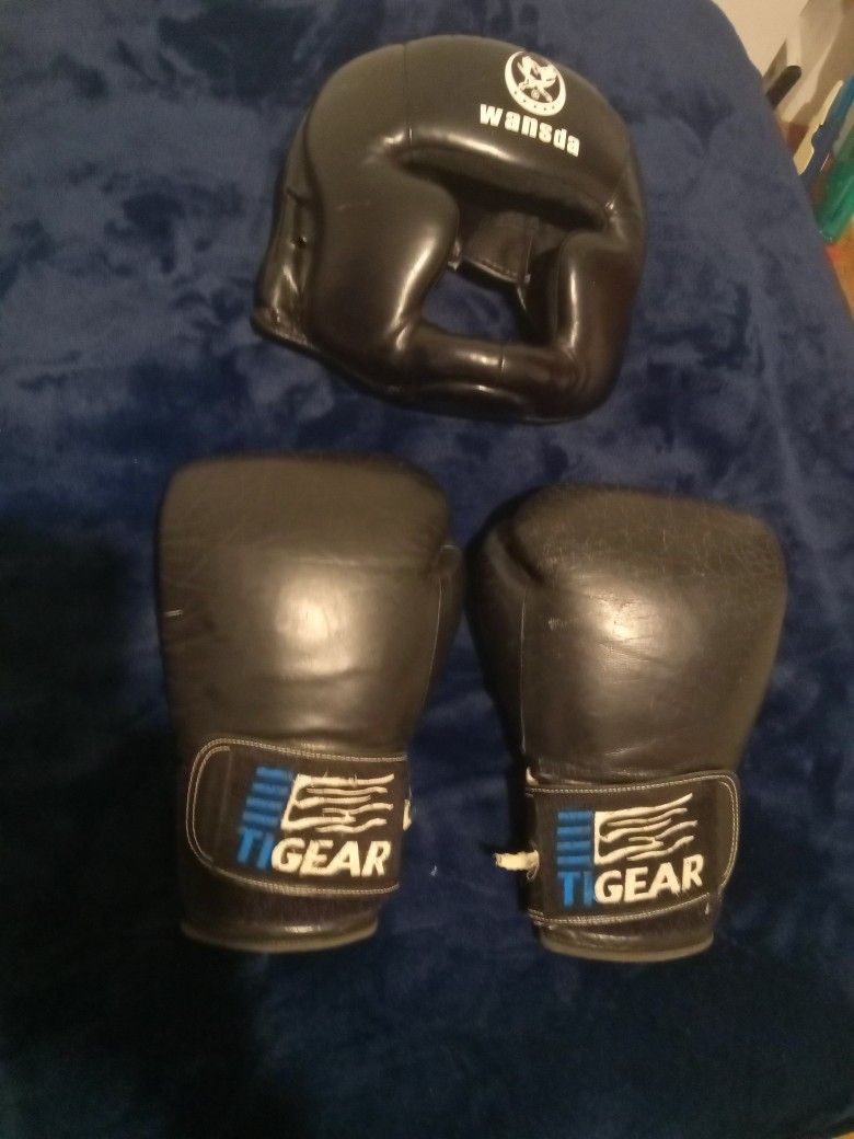 12 OZ Tigear Boxing Gloves & Head Gear