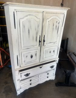 Armoire ( chest / wardrobe armoire).