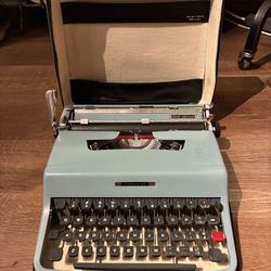 Vintage Olivetti Lettera 32 Typewriter 