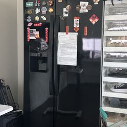 Whirlpool Double Door Fridge - black