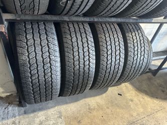 SET OF TIRE 305 55 22 GOODYEAR 85% LIFE