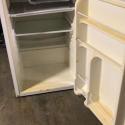 Mini fridge 