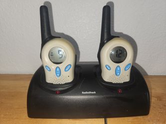 RADIO SHACK WALKIE TALKIES WITH CHARGER