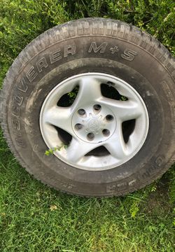 Toyota 4x4 snow tires and rims / 1 tire no good