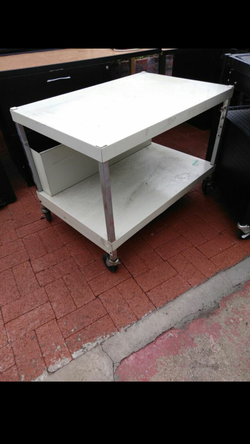 Mesa de metal tray estension para la luz. 30 dólares