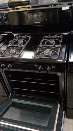 Black gas four burners everything works with warranty delivery available fee depends on address 🏠🛣️🚛