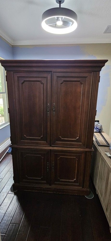 LARGE COMPUTER ARMOIRE